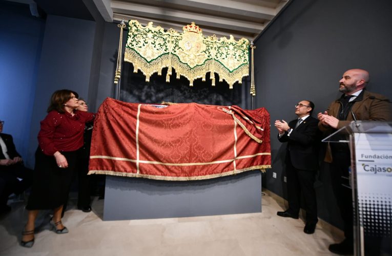 Presentación del palio de la Virgen de la Esperanza de la cofradía del Nazareno del Amor