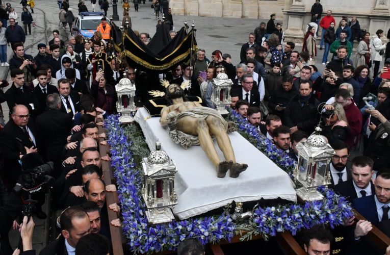 GALERÍA DE IMÁGENES DEL VÍA CRUCIS 2025 – Consejo General de Hermandades y Cofradías de la Ciudad Sevilla
