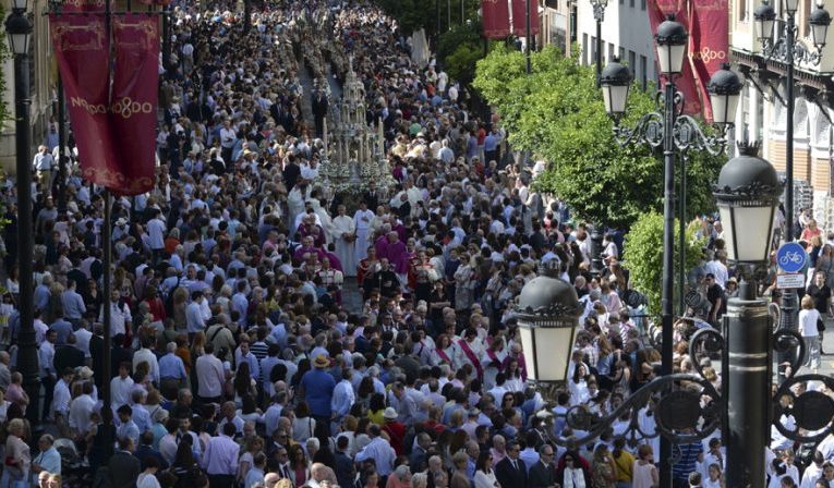 ADQUISICIÓN DE LAS SILLAS PARA LA PROCESIÓN DEL CORPUS CHRISTI 2025 – Consejo General de Hermandades y Cofradías de la Ciudad Sevilla