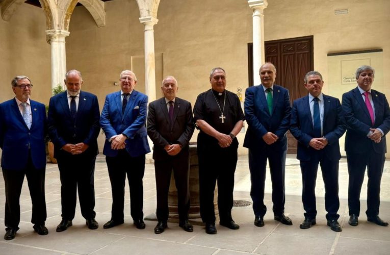 La seguridad y el crecimiento de los cortejos, tema central de los presidentes de hermandades / COFRADÍAS CÓRDOBA