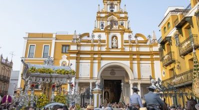 La Hermandad del Rocío de la Macarena visita la Basílica en su camino de ida a la aldea