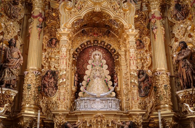 La Virgen del Rocío regresa a su camarín