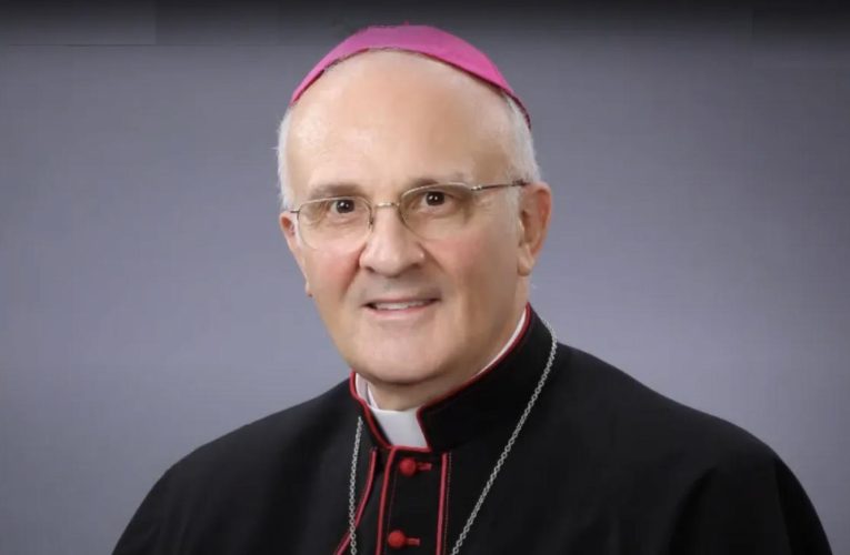 Mons. Alfred Xuereb presenta su obra “Mis días con Benedicto XVI” en el CESET
