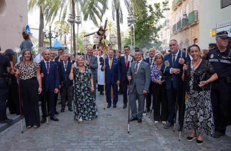 El presidente del Consejo de Hermandades y Cofradias de Cadiz ha acompañado a la cofradia del Nazareno en su regreso a la iglesia de Santa María – Consejo Local de Hermandades