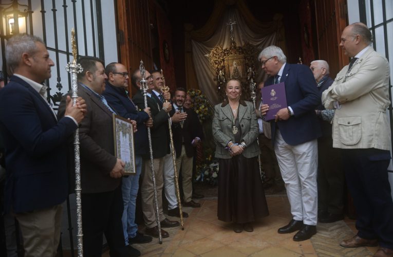 Entrega del libreto con las canciones de la Misa de Pontifical de 2025