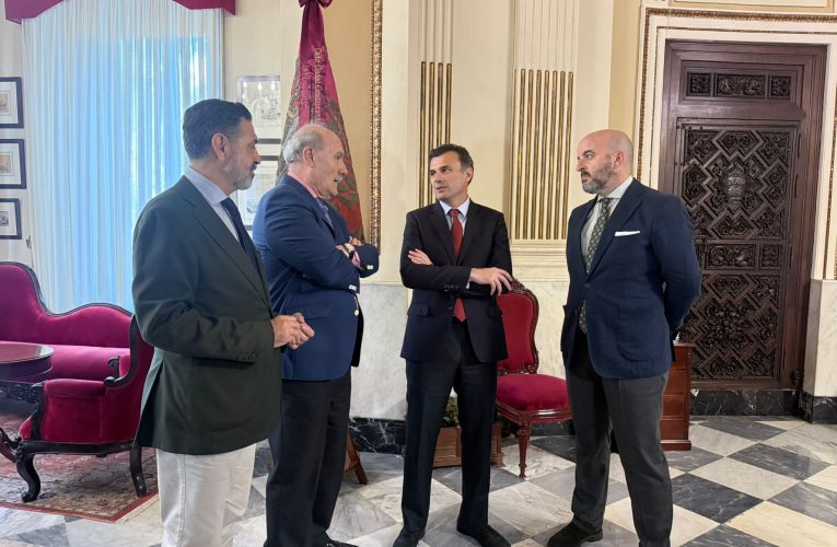 El alcalde de Cádiz recibe al pregonero de la Semana Santa de 2026, Pablo Manuel Durio, en el Ayuntamiento de la ciudad