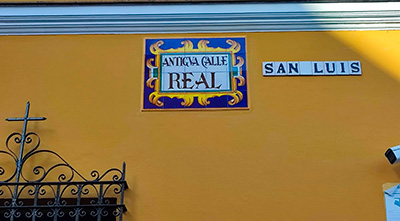 La Macarena y el Ayuntamiento de Sevilla recuperan la antigua denominación de la ‘Calle Real’ con un nuevo rótulo cerámico