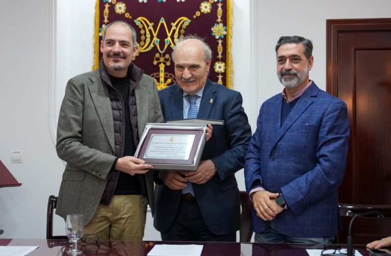 El Consejo de Hermandades ha hecho entrega del galardón del certamen literario “Semana Santa de Cádiz Ana María Chulián” a Antonio Álvarez del Pino.