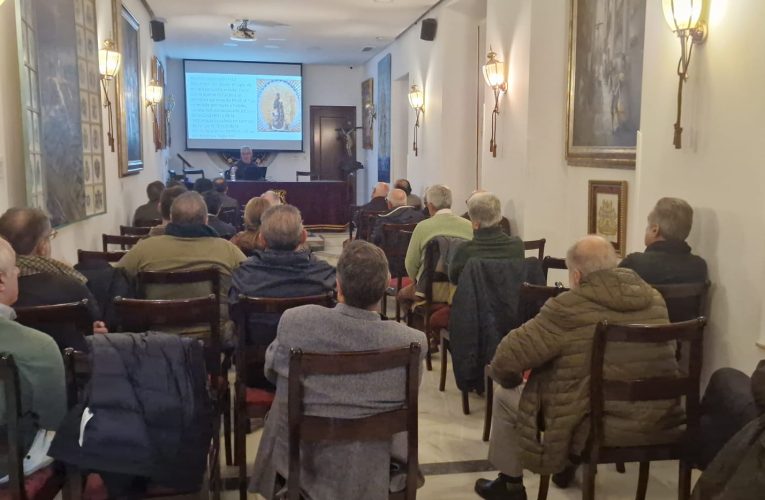 El prior del convento del Santo Ángel Custodio de Sevilla, el fraile carmelita Juan Dobado, ha participado en la tercera conferencia del curso de formación del Consejo de Hermandades.