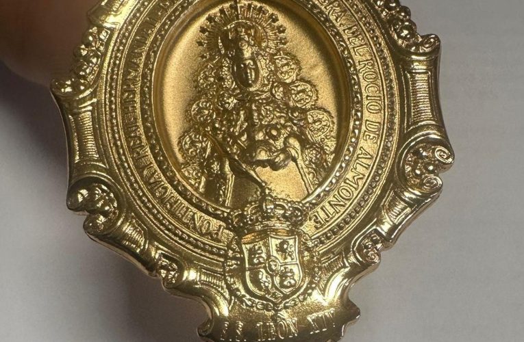 Obsequio de la medalla de la Matriz de Almonte al Santo Padre
