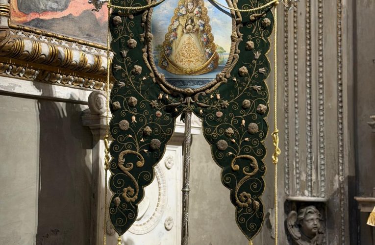Trabajos de conservación del Simpecado verde de la Matriz