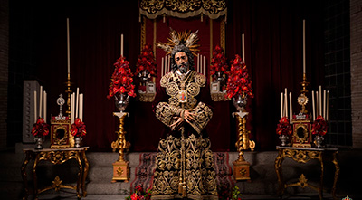 Cesión de la histórica túnica de los “Ochitos” del Señor de la Sentencia a la Hermandad de San Pablo