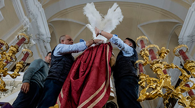 Los Armaos colocan las plumas al casco del romano del paso de misterio de la Estrella