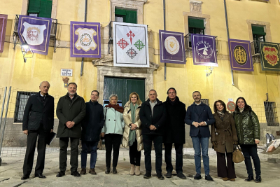 La JdC colabora por tercer año con el Hospital de Santiago en el embellecimiento de su fachada para Semana Santa …
