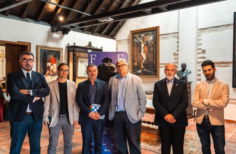 La Agrupación de Cofradías inaugura el ciclo “Fe” con un lleno absoluto en su primera conferencia
