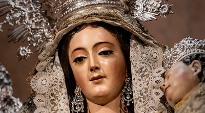 Nuestra Señora del Santo Rosario ataviada para el Tiempo Pascual