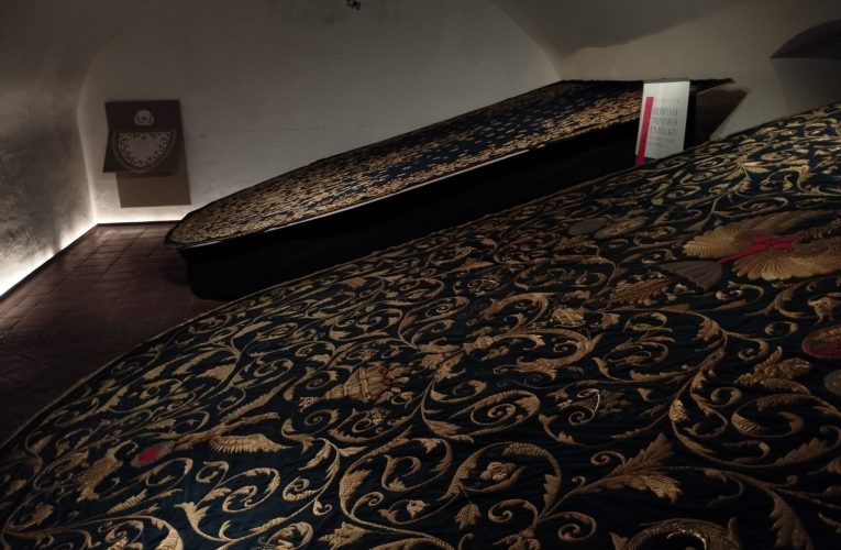 La exposición de bordado de las Hermanas Trinitarias amplía su estancia en la Agrupación de Cofradías hasta el 20 de junio tras superar las 1.400 visitas