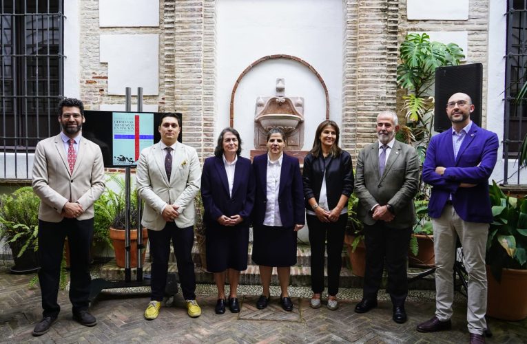 La Agrupación de Cofradías acoge una exposición sobre los bordados de las Hermanas Trinitarias en el centenario de su llegada a Málaga