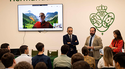 La Hermandad de la Macarena presenta el “Programa Vuelta al Mundo” a los jóvenes macarenos, con 4 becas disponibles para una experiencia de convivencia entre jóvenes de la Península Ibéric