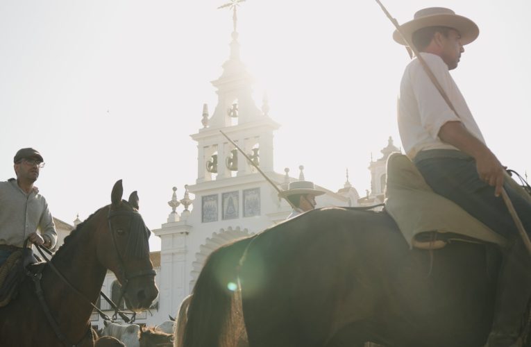 La Saca de las Yeguas vive ante el Santuario del Rocío uno de sus momentos más simbólicos