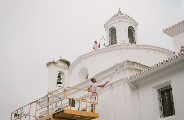 La Parroquia de la Asunción de Almonte avanza en los trabajos de pintura ante la Venida de la Virgen