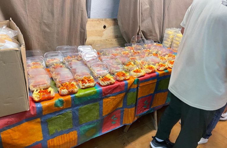Entrega de bolsas de alimentos para las familias más desfavorecidas de la ciudad.