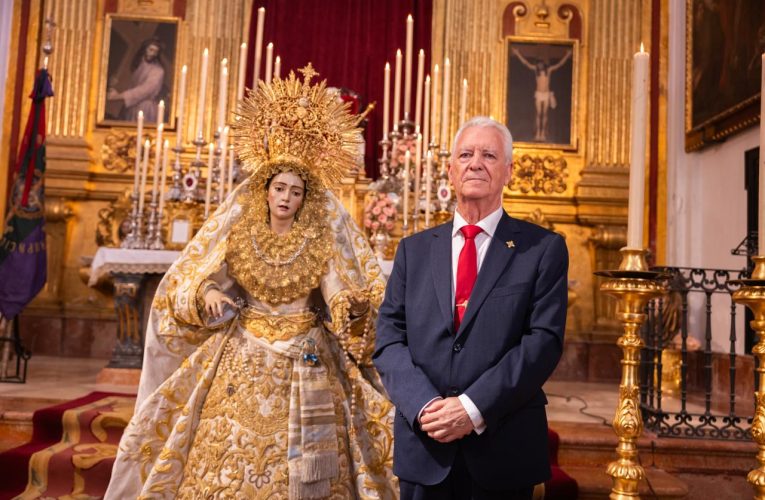 José Jiménez Guerrero recibe el Escudo de Oro de la Agrupación de Cofradías