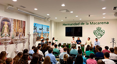 El Grupo Joven de la Hermandad celebra una reunión marcada por la participación