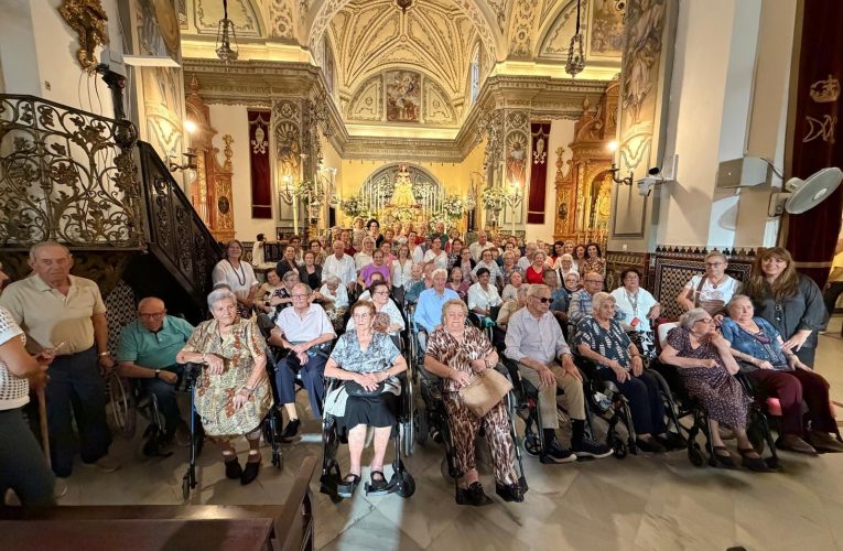 Los Mayores almonteños ante la Virgen del Rocío